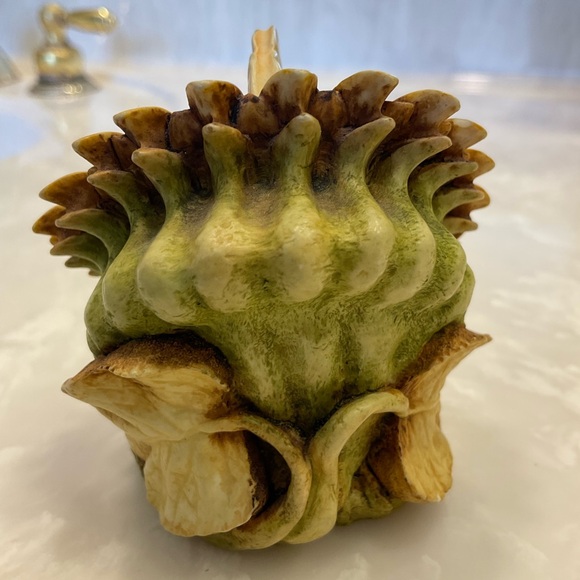 Lord Byron's Harmony Kingdom Garden Sunflower with butterfly, 3” x 4”, Lidded - Picture 4 of 9